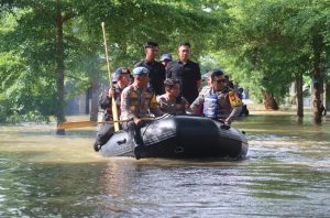 Kapolda Sulsel Tinjau Lokasi Banjir di Antang, Salurkan Bantuan untuk Warga Terdampak
