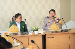 Kapolrestabes Makassar Bersilaturahmi dengan Civitas Academica UIM