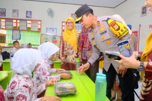 Kapolda Sulsel Tinjau Program Makan Gratis Bergizi di SDN 96 Simpursia