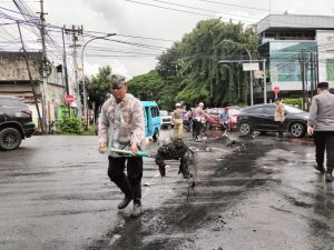 Hambat Arus Lalin, Polisi Bersihkan Sisa Bakar Ban Aksi Unras