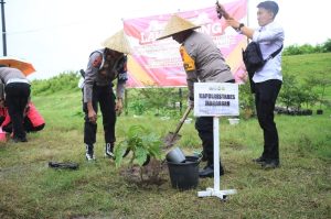 Kapolrestabes Makassar dan Bhayangkari Cabang Tabes Makassar Dukung Program P2L untuk Ketahanan Pangan