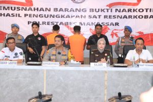 Polrestabes Makassar Musnahkan BB Sabu 1,4 Kg dengan Diblender dan Dicampur Pembersih Lantai