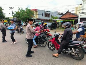 Polsek Tallo berbagi Takjil Bentuk Kepedulian dan Kebersamaan di Bulan Suci Ramadhan