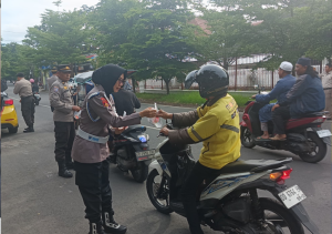 Berkah Ramadhan, Polsek Mariso Berbagi Takjil