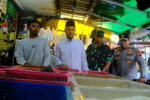 Kapolda Sulsel Bersama Gubernur Sulsel Melakukan Pemantauan Harga ke Pasar dan Distributor Sembako