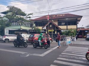 Ramadhan di Hati, Polsek Mamajang Berbagi Takjil kepada Pengendara
