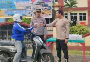 Ramadhan Berkah, Polsek Tamalate Berbagi Takjil kepada Pengendara