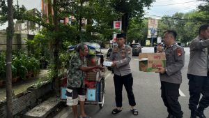 Ramadhan Berkah, Polsek Ujung Pandang Bagikan Takjil