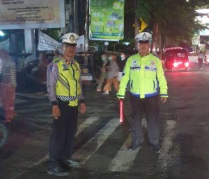 Polsek Bontoala Kawal Kelancaran Lalu Lintas di Sekitar Masjid Al Markaz Saat Tarawih