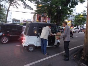 Berbagi keberkahan personil Polsek Ujung Pandang Membagikan Takjil Ke Pengendara