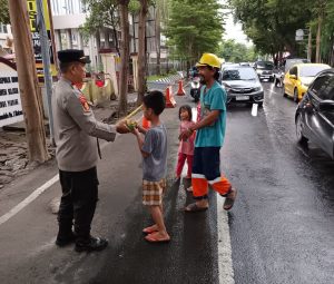 Berkah Ramadhan, Polsek Ujung Pandang Membagikan Takjil ke Pengendara