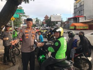Jelang Buka Puasa, Kapolsek Rappocini Berbagi Takjil Kepada Pengguna Jalan