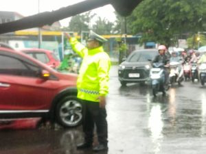 Personel Lantas Polsek Biringkanaya Lakukan Pengaturan Lalu Lintas Cegah Kemacetan