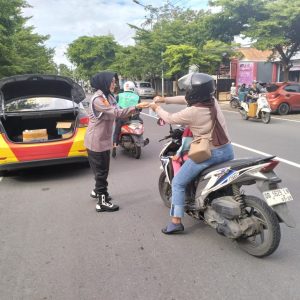 Polsek Mariso Berbagi Kebahagiaan Ramadhan dengan Pembagian Takjil kepada Warga