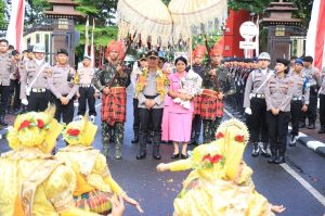 Tradisi Penyambutan Kapolda Sulsel Irjen Pol. Drs Rusdi Hartono, M.Si di Mako Polda Sulsel