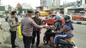 Polsek Rappocini Bagikan Takjil untuk Pengendara di Bulan Ramadhan