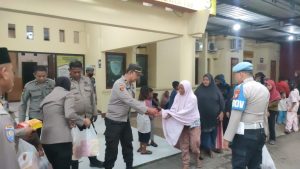Berbagi Berkah Ramadhan, Polsek Tamalanrea Bagikan Takjil Buka Puasa Untuk Masyarakat