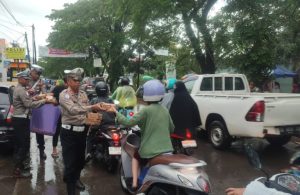 Polsek Tamalanrea Tebar Kebaikan, Bagikan Takjil bagi Pengendara yang Berpuasa