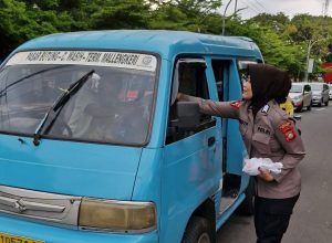 Berkah Ramadhan, Polwan Polrestabes Makassar Tebar Kebaikan dengan Berbagi Takjil