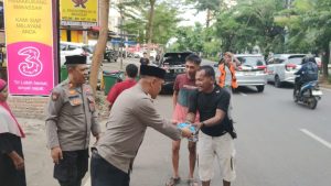 Polsek Panakkukang Bagi-Bagi Takjil Ke Pengguna Jalan
