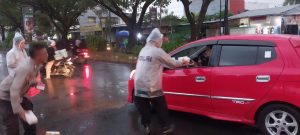 Berbagi Keberkahan Ramadhan, Polsek Biringkanaya Bagikan Takjil Gratis