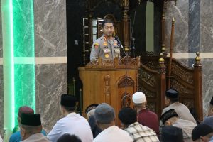 Kapolrestabes Makassar Gelar Subuh Keliling di Masjid Lailatul Qadri, Ajak Warga Jaga Keamanan