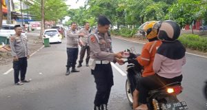 Berbagi Berkah, Polsek Panakkukang Bagikan Takjil kepada Pengendara dan Warga