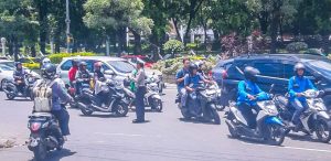 Dedikasi Polantas, Hujan dan Panas Tak Halangi Tugas Mengatur Lalu Lintas