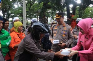 Berbagi Berkah Ramadhan, Polrestabes Makassar dan Bhayangkari Bagi-Bagi Takjil
