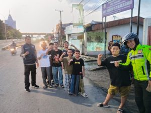 Polisi di Makassar Beri Imbauan Kamtibmas kepada Remaja Usai Salat Subuh