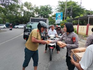 Polsek Bontoala Berbagi Berkah Ramadhan, Bagikan Takjil untuk Masyarakat