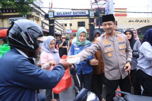 Ramadhan Berkah, Kapolrestabes Makassar Bagi-bagi Takjil kepada Pengendara