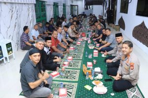 Momen Kebersamaan Ramadhan, Kapolrestabes Makassar Santap Buka Puasa Bersama Personil