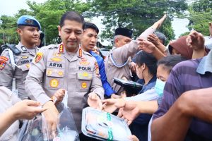 Ramadhan Berkah, Kapolrestabes Makassar Kembali Bagikan Takjil Ke Warga