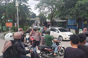 Personel Polsek Manggala Urai Kemacetan di Pertigaan Antang Raya Jelang Buka Puasa
