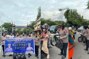 Polrestabes Makassar Rutin Bagi-bagi Takjil Selama Ramadhan