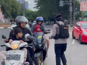 Patroli Perintis Presisi Dit Samapta Polda Sulsel Berbagi Takjil kepada Pengguna Jalan