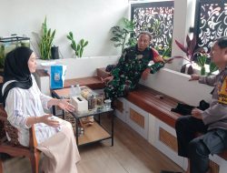Wujudkan Kamtibmas Kondusif, Bhabinkamtibmas dan Bhabinsa Sambangi Warga