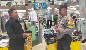Bhabinkamtibmas Tamalanrea Jaya Gelar Patroli Dialogis di Mall Ramayana Mtos Pasca Lebaran