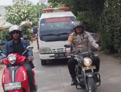 Hindari Ugal-ugalan, Bhabinkamtibmas Katimbang Kawal Rombongan Jenazah Hingga Pemakaman