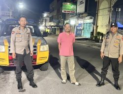 Kapolsek Ujung Pandang Sapa Warga Saat Patroli, Wujudkan Rasa Aman di Tengah Malam