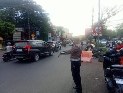 Personil Polsek Tamalanrea Kawal Arus Lalu Lintas Pagi Hari, Bantu Warga dan Pelajar Menyeberang