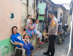 Senyum Bhabinkamtibmas di Lorong Veteran, Ajak Ibu-Ibu Jaga Anak Seperti Menjaga Masa Depan