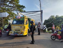 Polantas Polsek Tamalate Semangat Atur Lalu Lintas Pagi Hari di Simpang Tiga Barombong