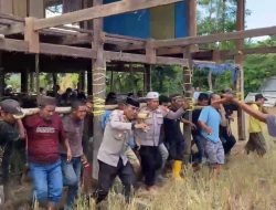 Lestarikan Budaya Gotong Royong, Kasat Binmas Polres Jeneponto Pimpin Bantu Warga Pindahkan Rumah