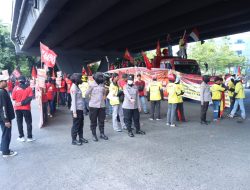 Polwan di Makassar Hadir Kawal Aksi Peringati May Day dengan Senyum dan Simpati
