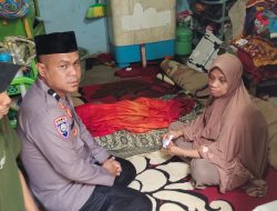 Tunjukkan Kepedulian, Bhabinkamtibmas Biring Romang Sambangi Warga yang Berduka