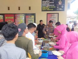 Pererat Silaturahmi, Polsek Manggala Gelar Jumat Berkah dan Makan Siang Bersama Warga
