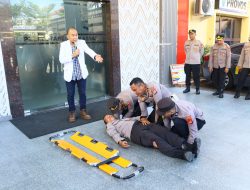 Tingkatkan Kesiapsiagaan, Dokkes Polrestabes Makassar Latih Personel Tangani Korban Kecelakaan