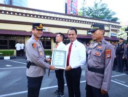 Kapolrestabes Kombes Arya Perdana Beri Reward Personel Satreskrim dan Satnarkoba yang Berprestasi